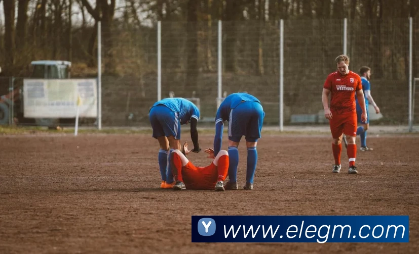 勇士队球星库里左膝扭伤预计缺席三周季后赛前景蒙上阴影